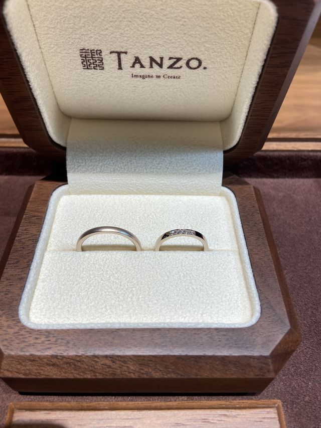 シャンパンゴールドのストレートデザインにダイヤが5粒