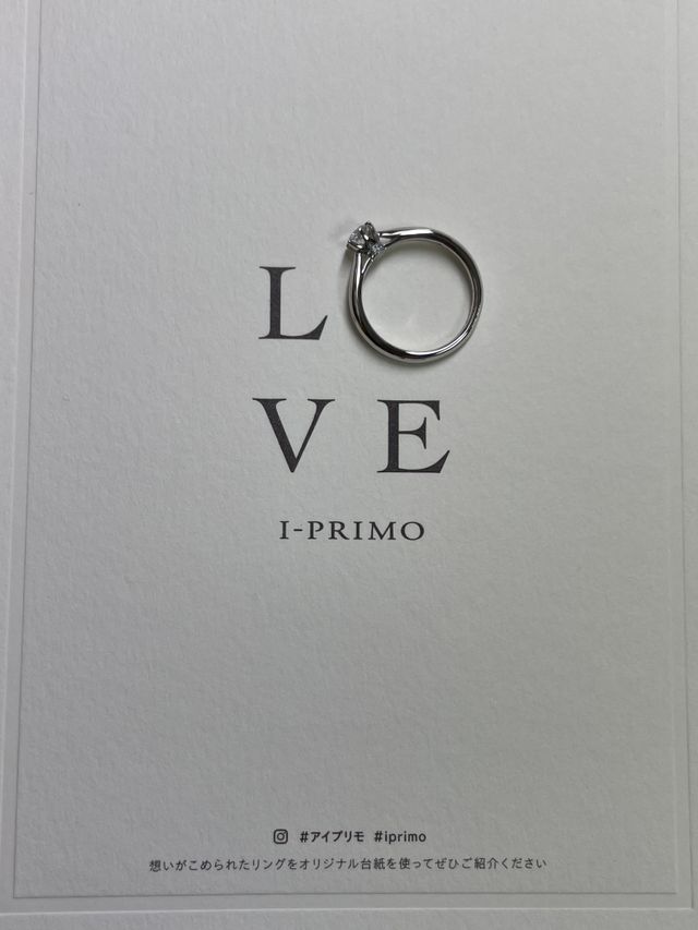 婚約指輪。お店のオリジナル台紙とともに。