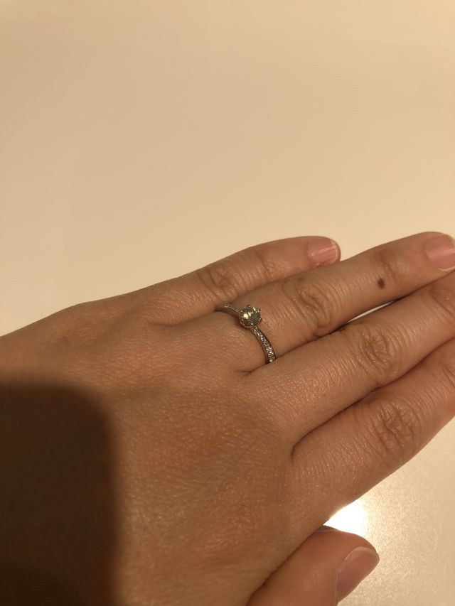 指にフィットするウェーブでつけ心地が良い。サイドにもダイヤ。