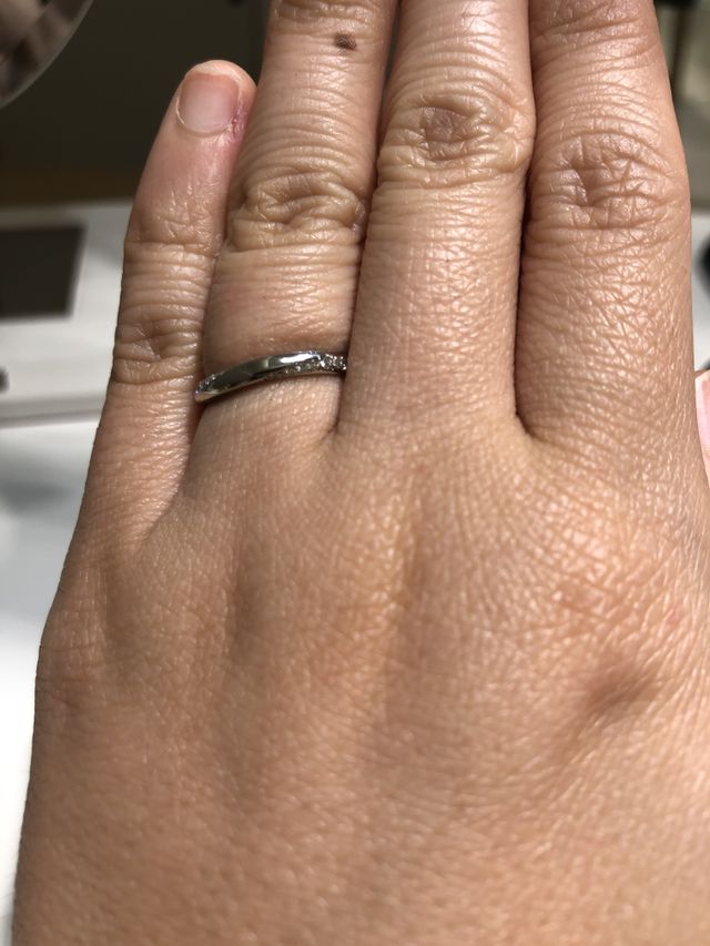 リングはウェーブタイプ。サイドに斜めにダイヤが並ぶ。