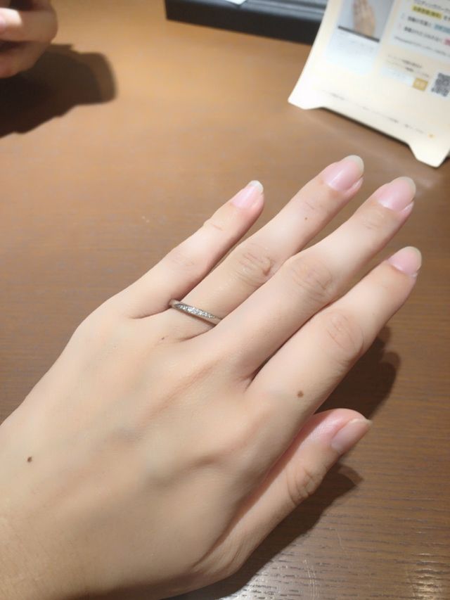 指輪をつけている写真