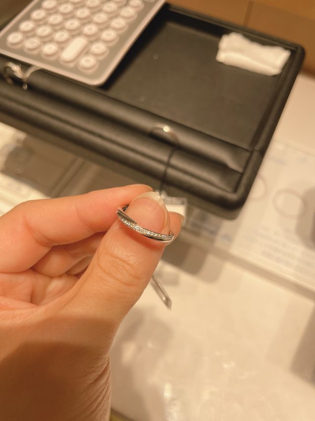 カッティングがとてもキレイで光の反射が良い。