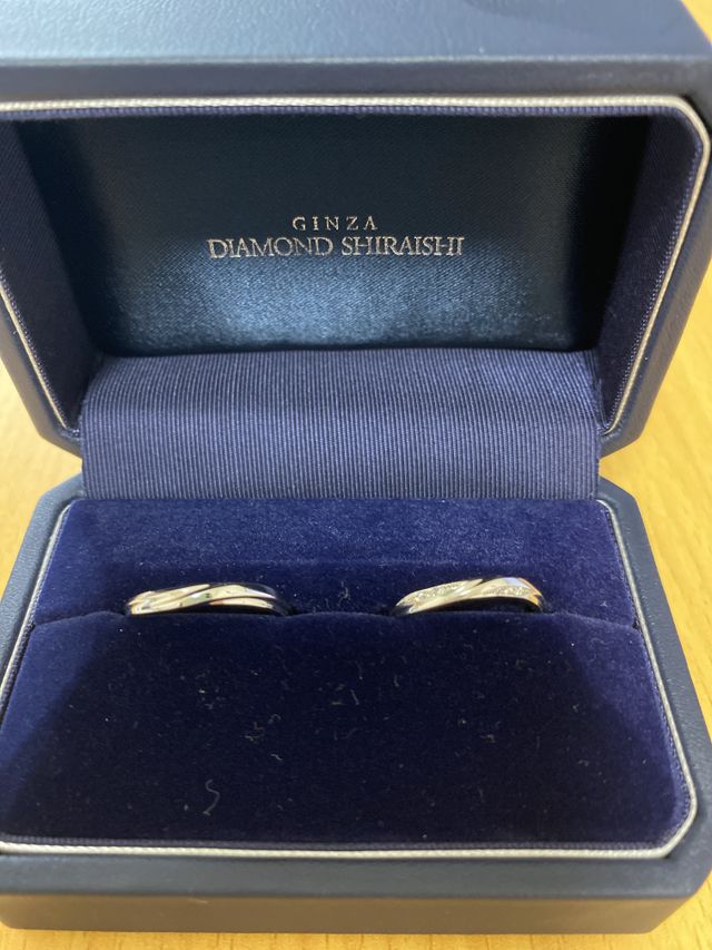 ウェーブのデザインでサイドにダイヤがついています。