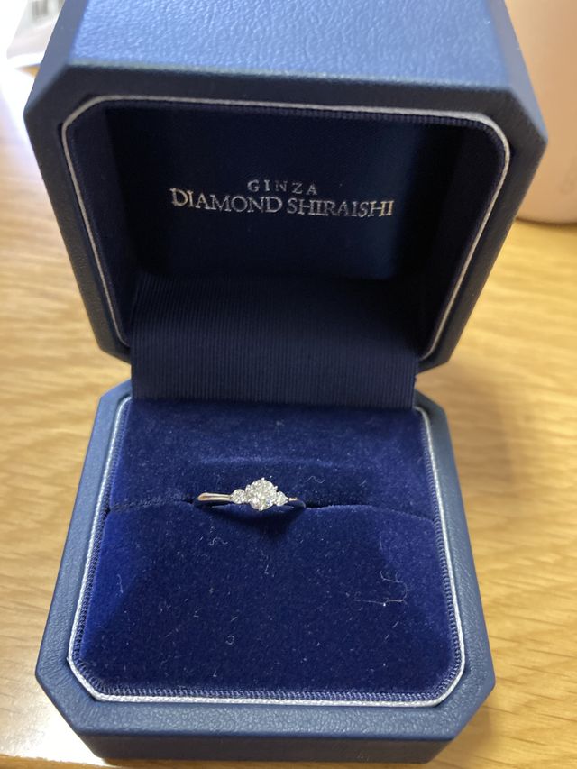 すごく素敵な婚約指輪です。
かわいいの一言に尽きます。