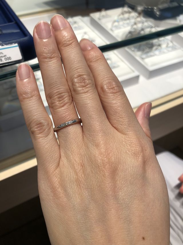 中央にグラデーションのようにダイヤが並んでいます。