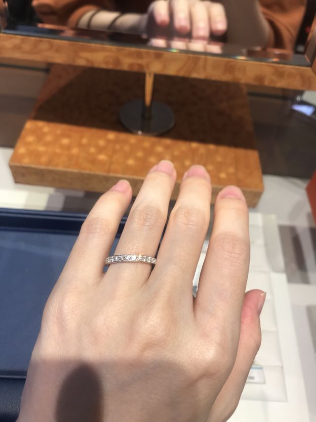 レールが細く、ダイヤが輝くハーフエタニティです