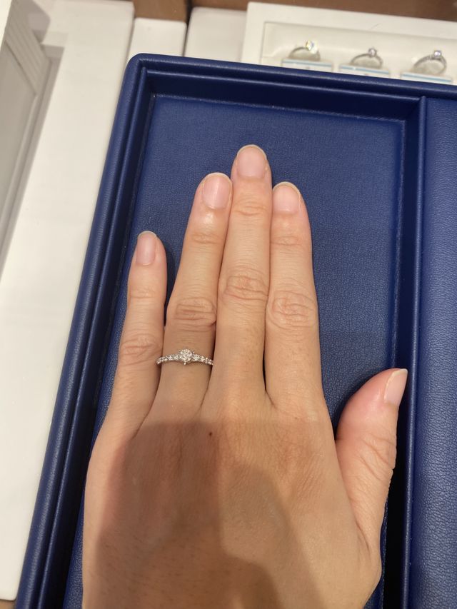 メインのダイヤの周りにも細かいダイヤがついていて華やかです。