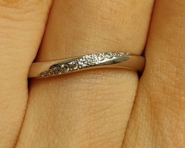 ゆるやかなウェーブラインで、7つのメレダイヤが入っています