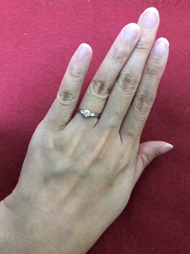 とても綺麗でキラキラ光ります。石は3つ着いてます。