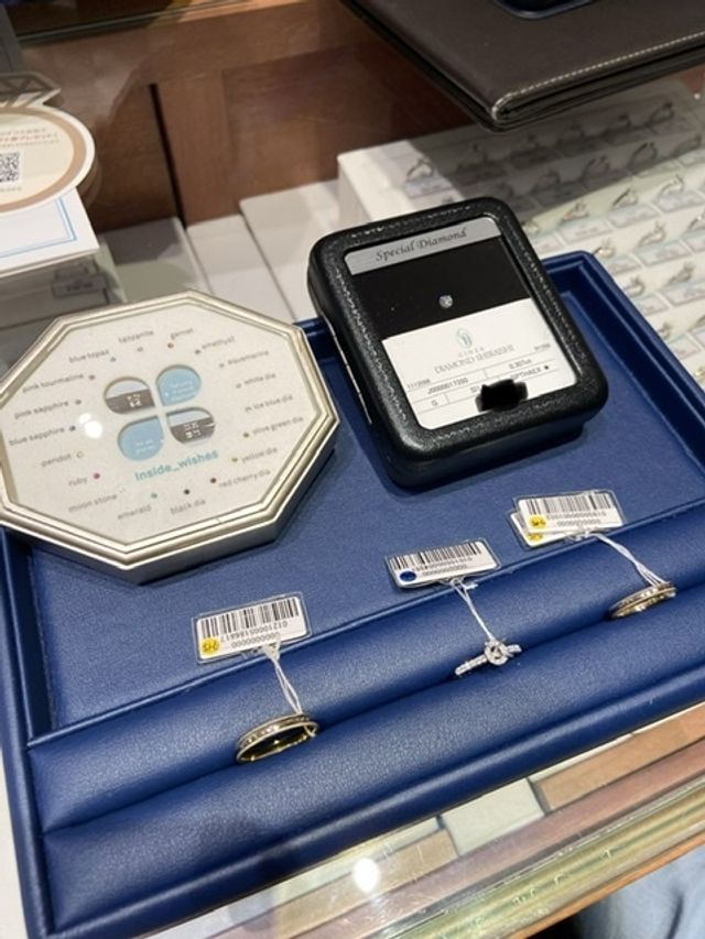 真ん中が婚約指輪、左右が結婚指輪です。