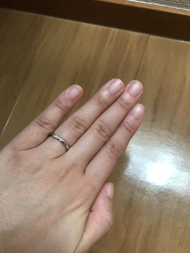 持っている婚約指輪と合わせても可愛いです。