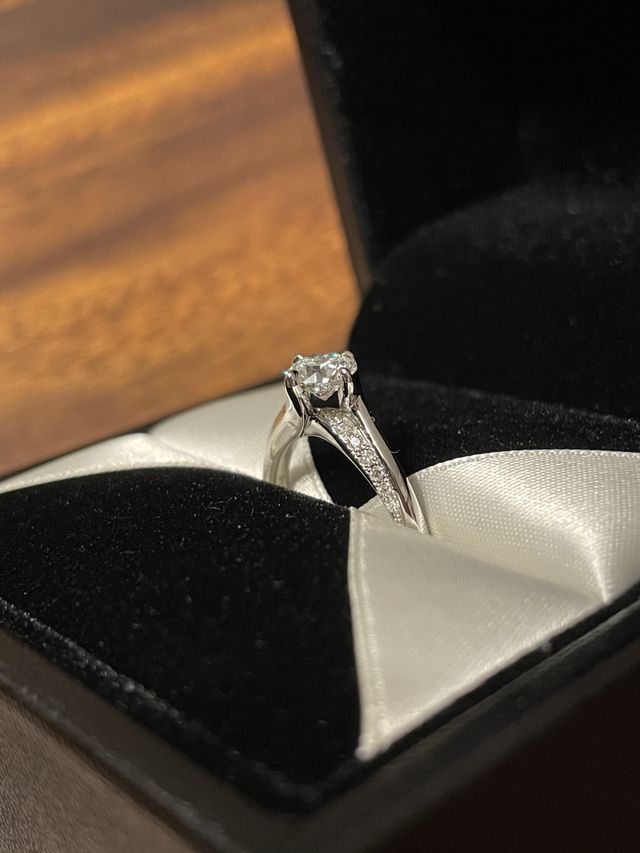 メレダイヤの光も受けて、ダイヤモンドがキラキラ輝いています