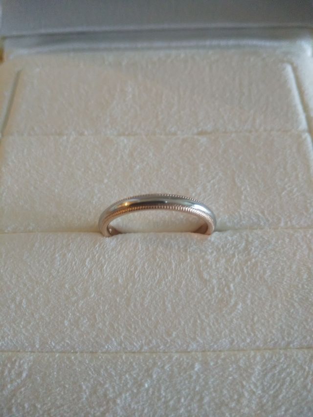 定番デザインですがカラーが素敵です。旦那さんはプラチナのみ。