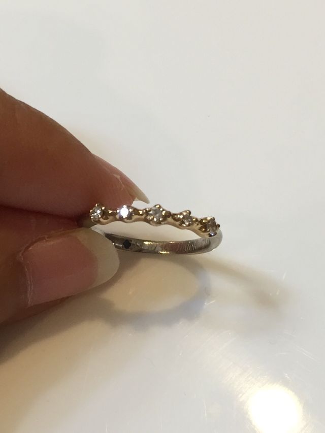 指輪のみのアップです。裏にサファイヤが埋め込まれてます。