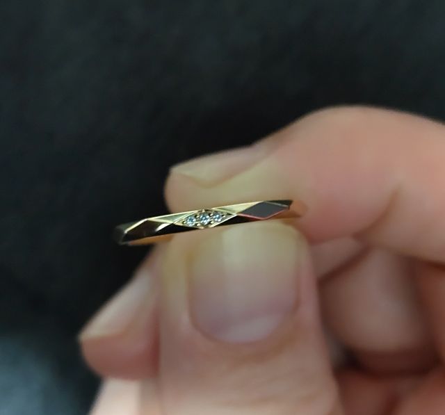 ダイヤモンドが3つ入っています。リング表面はダイヤ型です。