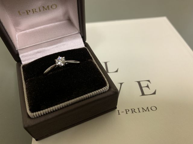 ダイヤが輝くように設計されたこの石座が特に気に入りました。