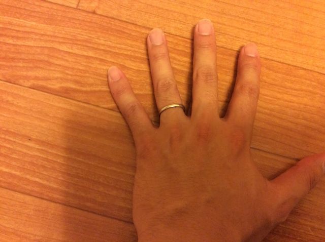 男性のデザインはシンプルで、仕事中でもつけていて大丈夫です。