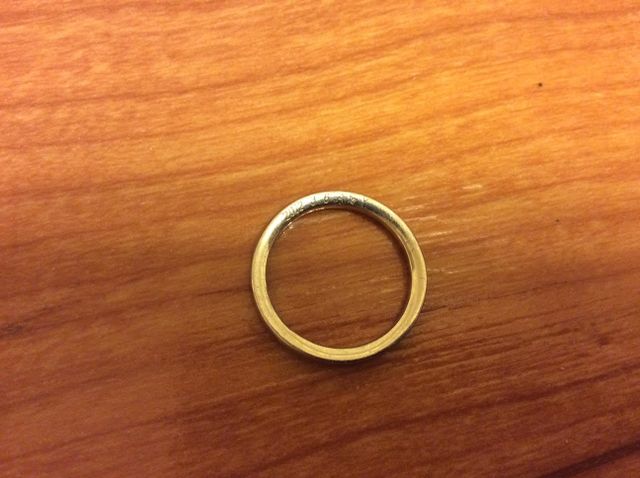 メッセージは側面に掘られます。