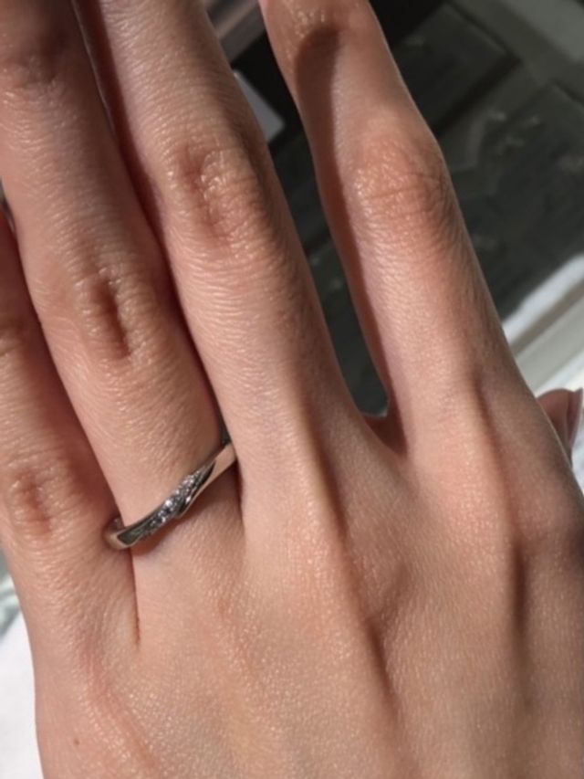 デザインはウェーブで、センターにダイヤがあしらわれています。