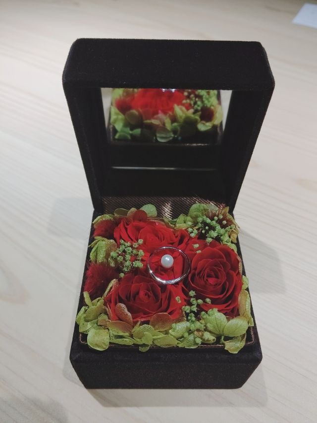 購入した女性用指輪です
リングピローは私物です
