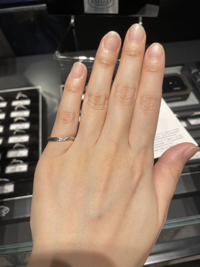 指が太いため小指で