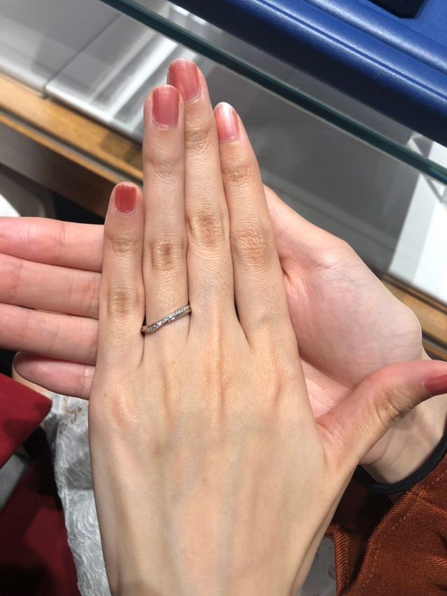 細めのリングですが、ダイヤがたくさんあしらわれています。