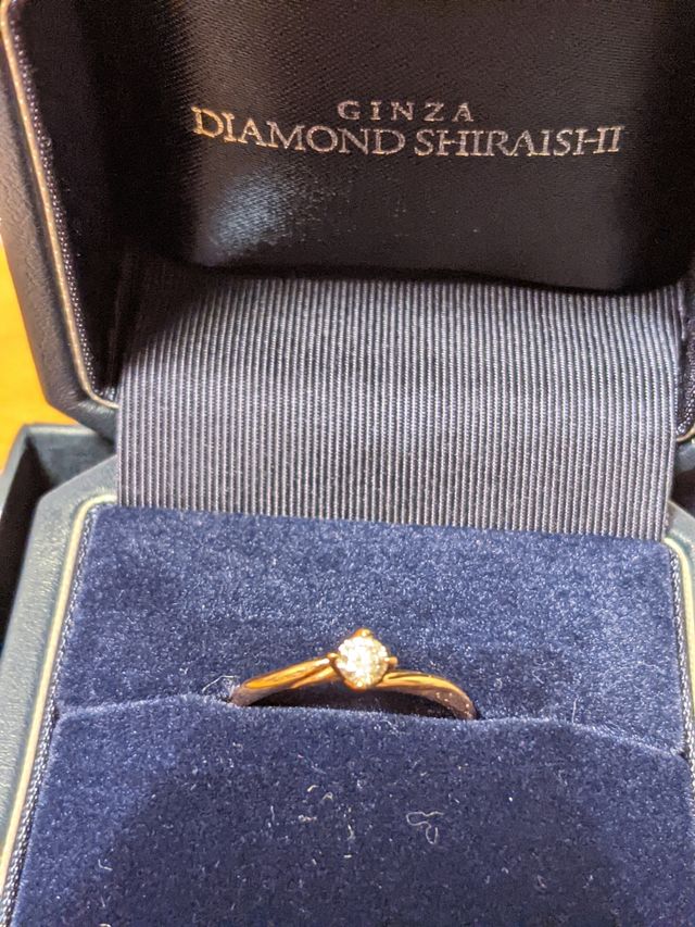 ボックスに入った状態の婚約指輪です。