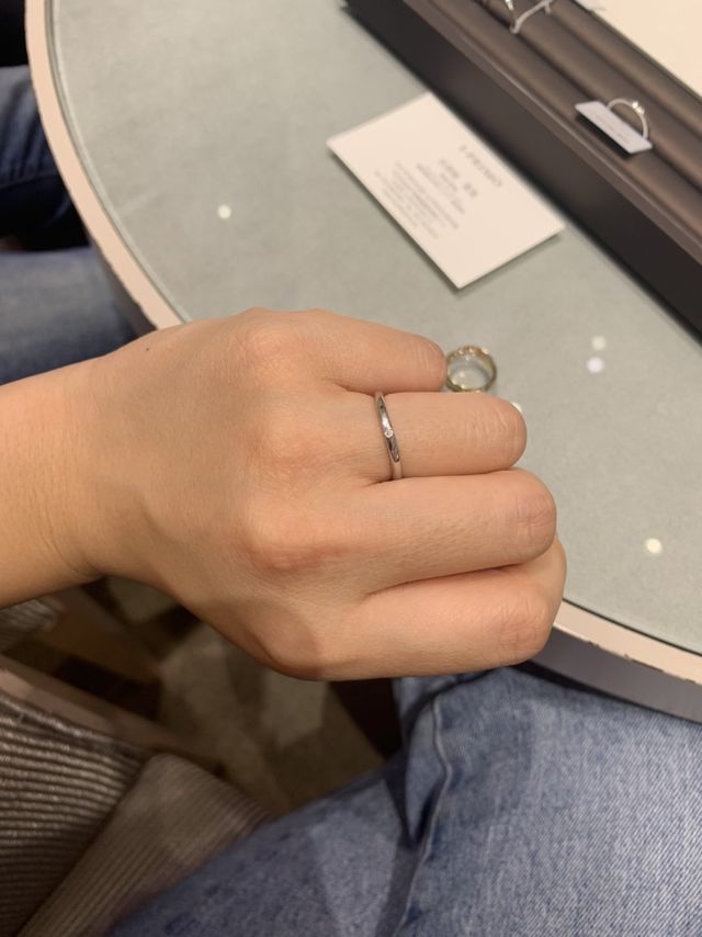 波打っているデザインとダイヤ一石のシンプルさに惹かれました。