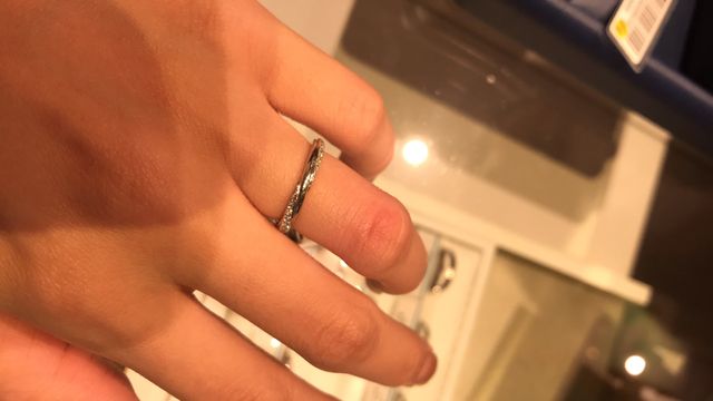 着用は5号です。太すぎず細すぎないデザインで、かわいいです。