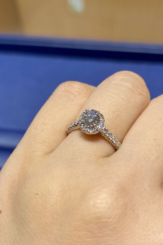 まわりにメレダイヤがあるので、ボリュームがあります。