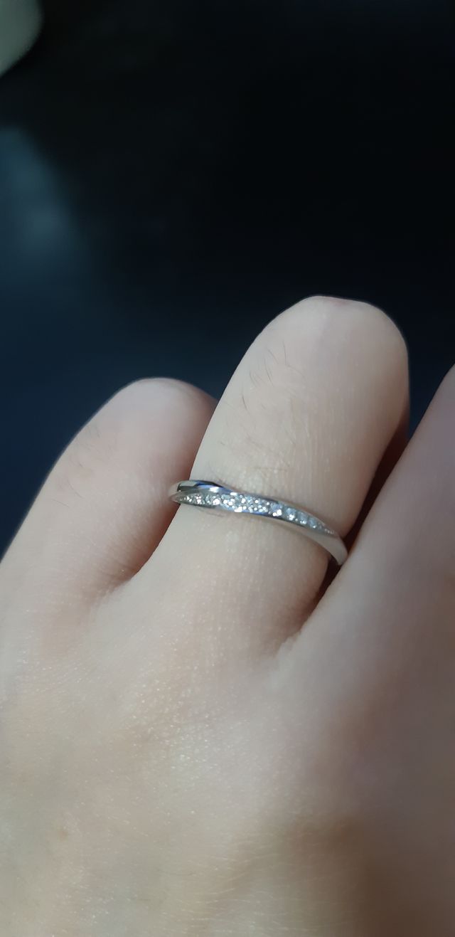 ダイヤモンドがまるで流星のようでとてもキレイです。