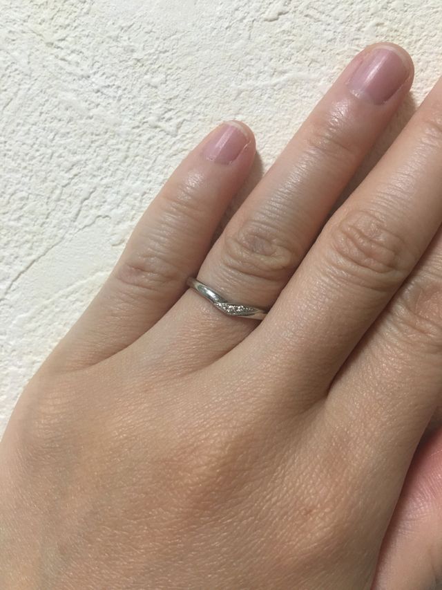 指輪が短いので少しでも長く見えるようにV字指輪を選びました。