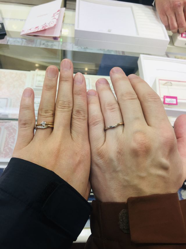 結婚指輪を探して着用しました。一粒ダイヤは本人の私物です。
