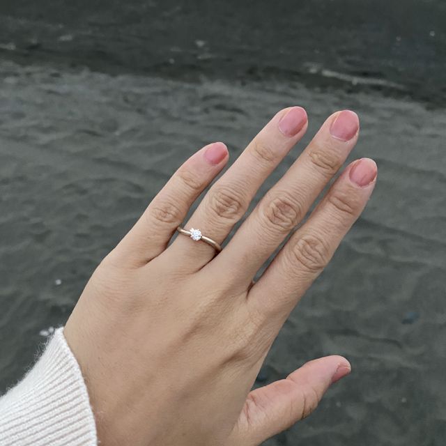 大きいダイヤモンドが特徴の
婚約指輪です。