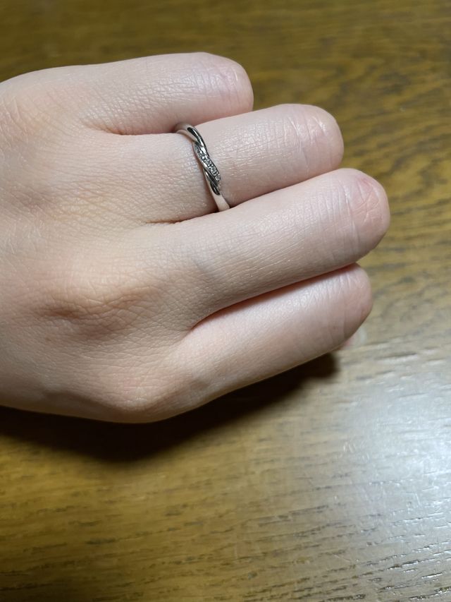 5.5号着用です。ダイヤは中央に4石です。