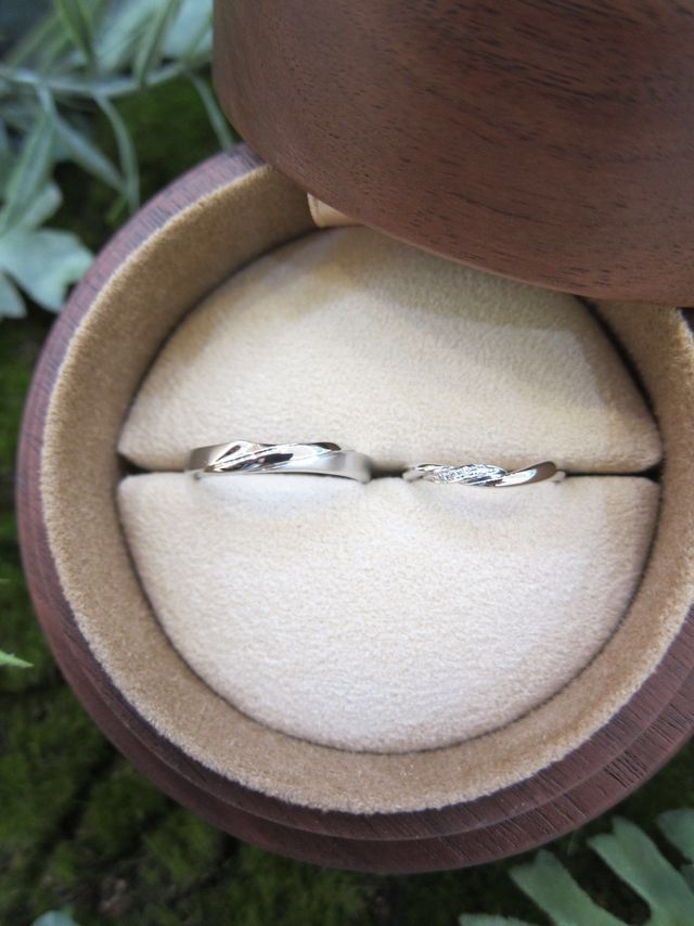 仕上がって納品の際の指輪です。左は男性用のくるみです。