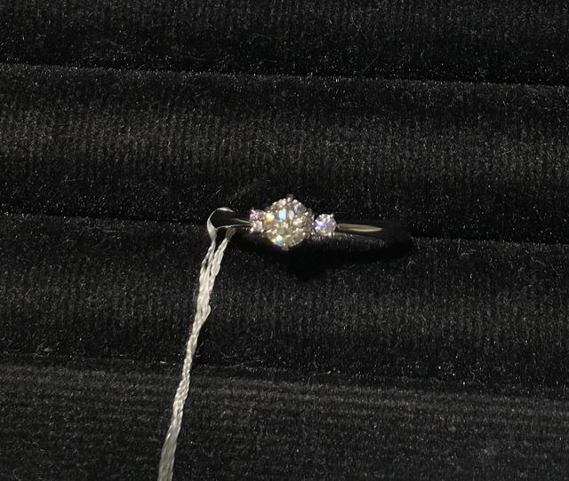 サイドにメレダイヤが１つずつついた指輪です。