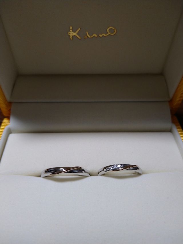 プラチナベースで真ん中にピンクゴールド
右のみストーン3つ