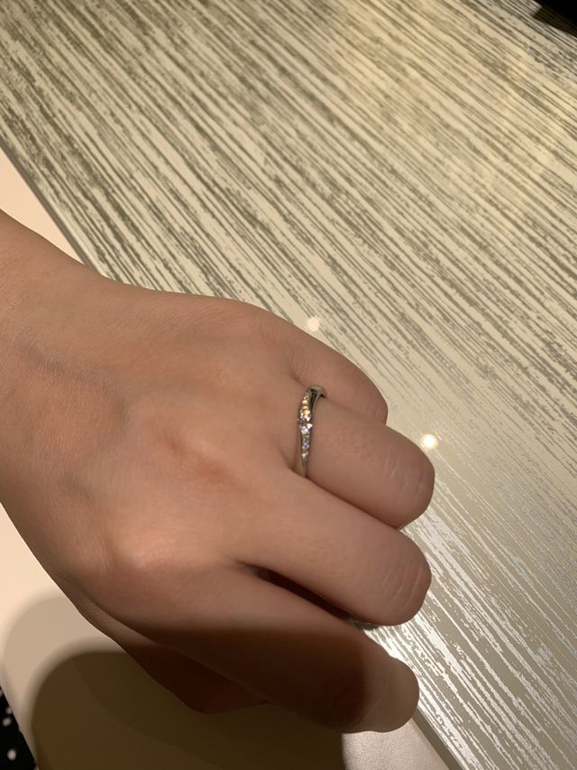 女性用結婚指輪。ウェーブタイプ。ツインダイヤモンド付き。