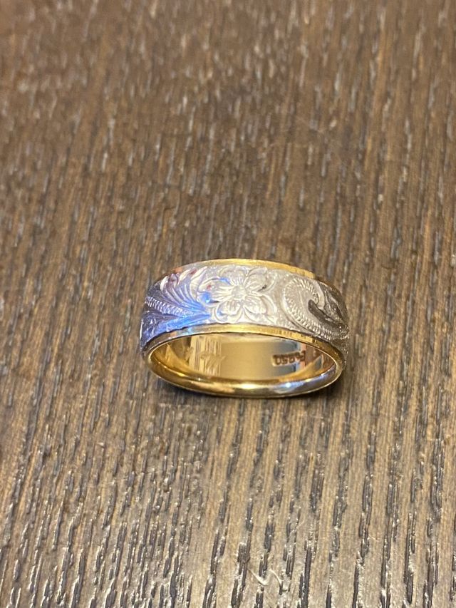 リングの上下部分は色が違う金属で、気に入ってます。