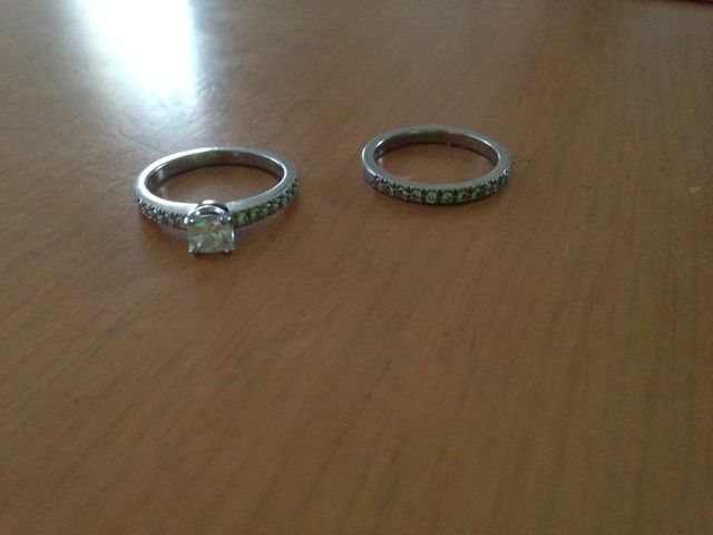 左が婚約指輪で右が結婚指輪です。