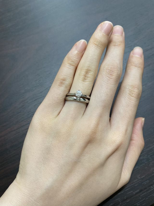 同じくラザールダイヤモンドの婚約指輪「ミスト」との重ね付け。