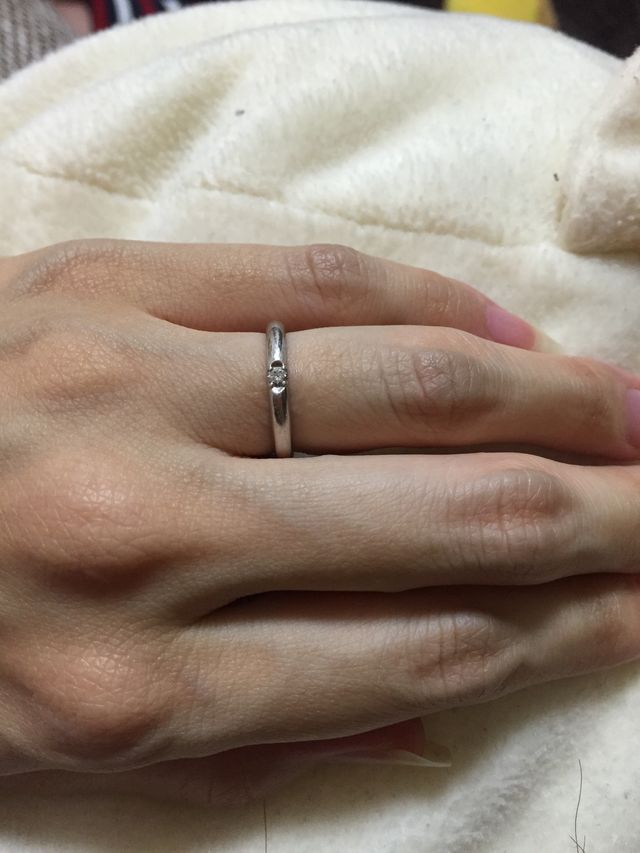 ダイヤが一粒組み込まれたタイプの結婚指輪です。
