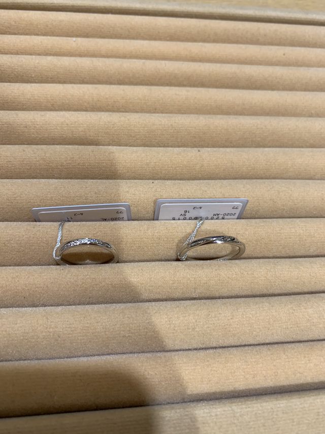 レディースはストレートタイプでダイヤのラインが入っています