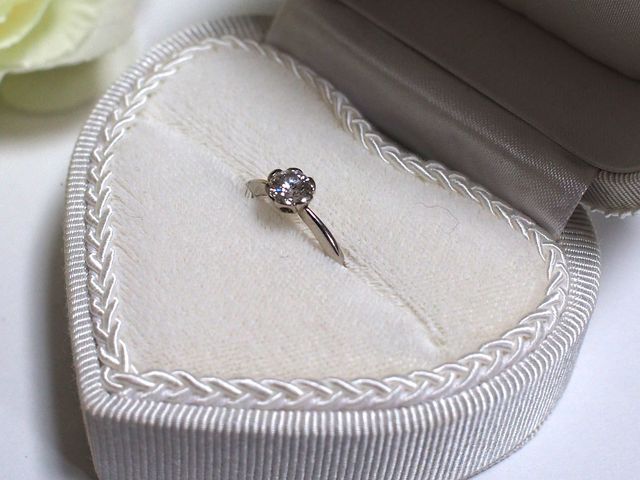 花のようなデザインの台座にしました。