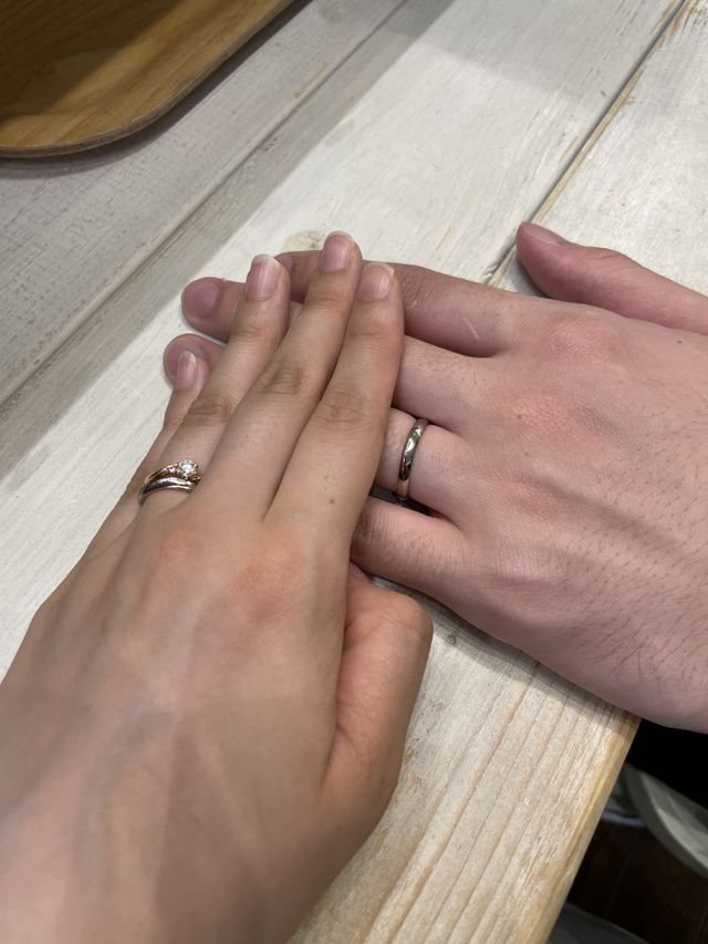 2人で飼っている猫の肉球を指輪の内側に刻印してもらいました。