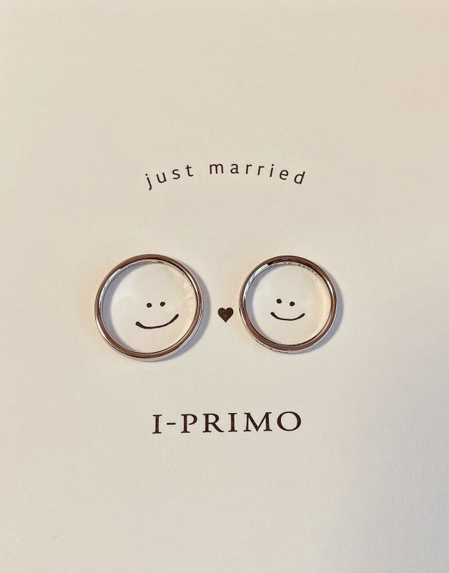 シンプルですが、正面のダイヤがキラキラしていて可愛いです。