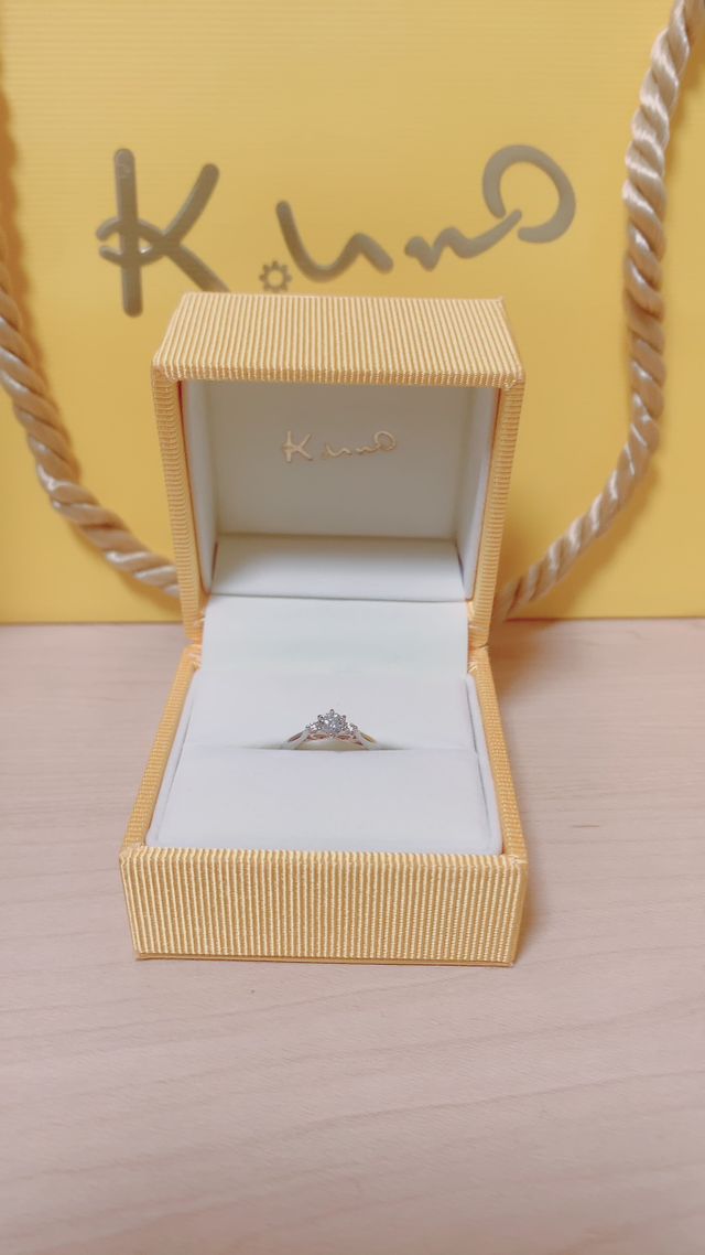 ケイウノブライダルさんのリボンという婚約指輪です。