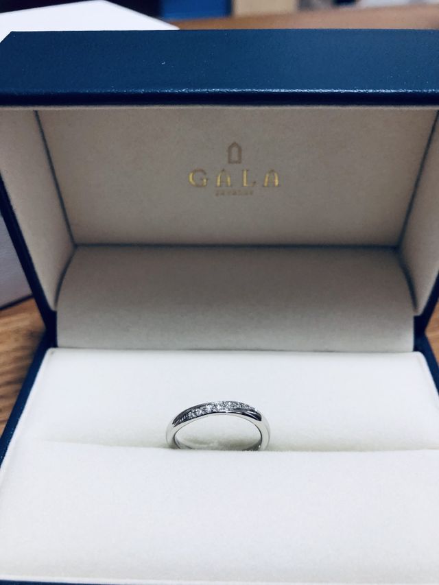 こちらは女性の結婚指輪。ダイヤ付きウェーブデザイン。刻印あり