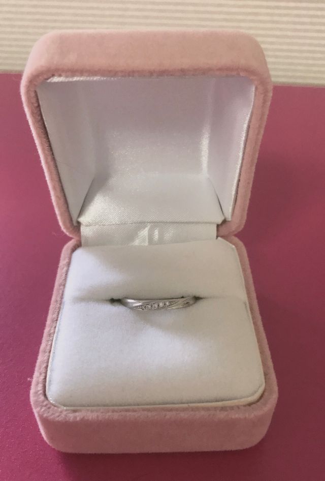 シンプルで控えめに輝くダイヤモンドが素敵です。